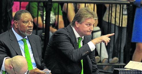 El técnico Scott Roth, dando instrucciones a su equipo desde el banquillo. El técnico Scott Roth, dando instrucciones a su equipo desde el banquillo.