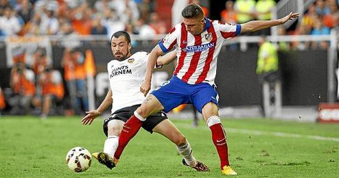 Siqueira pugnando por un balón con Javi Fuego. Siqueira pugnando por un balón con Javi Fuego.