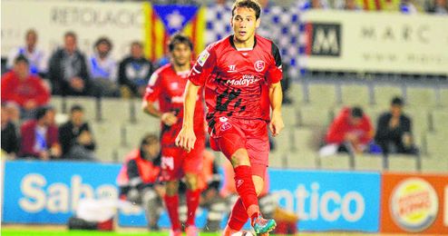 Sebastián Cristóforo conduce el balón durante el partido en Sabadell, en el que regresó a los terrenos de juego. Sebastián Cristóforo conduce el balón durante el partido en Sabadell, en el que regresó a los terrenos de juego.