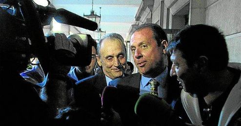 Manuel Ruiz de Lopera a la salida de los juzgados de Sevilla. Manuel Ruiz de Lopera a la salida de los juzgados de Sevilla.