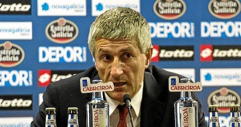 Setién en la sala de prensa de Riazor. Setién en la sala de prensa de Riazor.