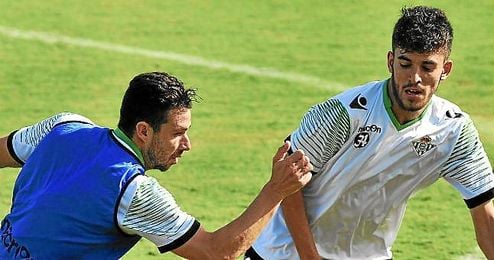 Dani Ceballos disputa un balón con Rubén Castro durante un entrenamiento. Dani Ceballos disputa un balón con Rubén Castro durante un entrenamiento.