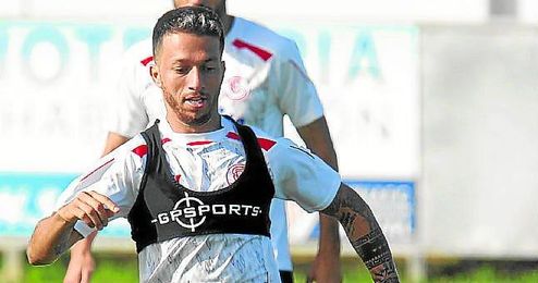 Cicinho trabaja cada día como uno más, pero es el único que aún no ha jugado. Cicinho trabaja cada día como uno más, pero es el único que aún no ha jugado.