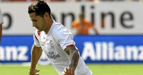 Vitolo juega un balón en el partido liguero de esta temporada que enfrentó a Sevilla y Deportivo. Vitolo juega un balón en el partido liguero de esta temporada que enfrentó a Sevilla y Deportivo.