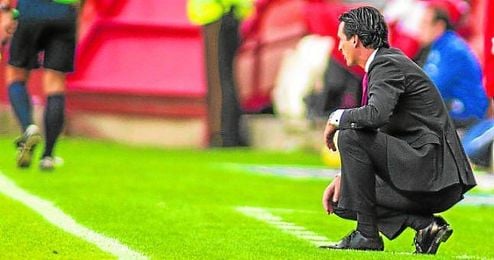 Emery, en la imagen muy atento ayer a la evolución de los suyos, firmó ante el Granada su victoria 50 en el Sevilla. Emery, en la imagen muy atento ayer a la evolución de los suyos, firmó ante el Granada su victoria 50 en el Sevilla.