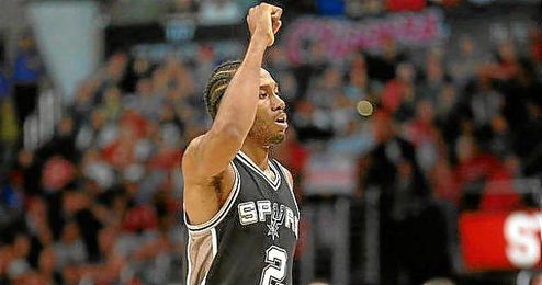 Kawhi Leonard celebra una canasta. Kawhi Leonard celebra una canasta.
