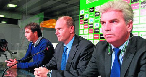 En la imagen, Pepe Mel aparece escoltado por Vlada Stosic y Miguel Guillén, quienes también acabaron abandonando la entidad de las trece barras a lo largo de los últimos 365 días En la imagen, Pepe Mel aparece escoltado por Vlada Stosic y Miguel Guillén, quienes también acabaron abandonando la entidad de las trece barras a lo largo de los últimos 365 días