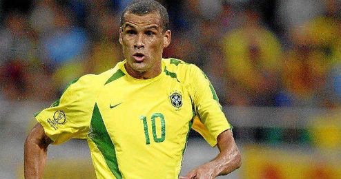 Rivaldo durante un partido con la selección brasileña Rivaldo durante un partido con la selección brasileña