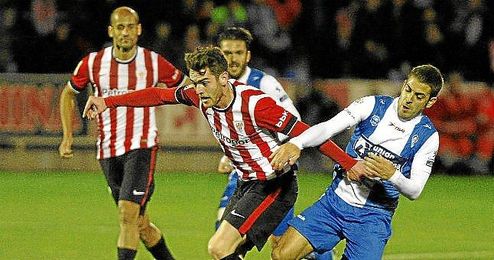 Ibai Gónez (Athletic Club) y Julio de Dios (Alcoyano) durante el partido de vuelta de Copa del Rey. Ibai Gónez (Athletic Club) y Julio de Dios (Alcoyano) durante el partido de vuelta de Copa del Rey.