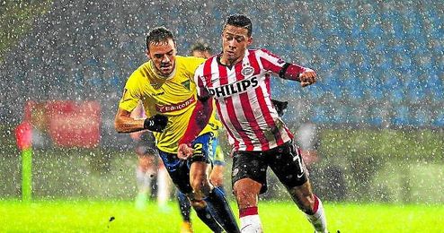 Yohan Tavares y Memphis Depay, poco antes de suspenderse el Estoril-PSV. Yohan Tavares y Memphis Depay, poco antes de suspenderse el Estoril-PSV.
