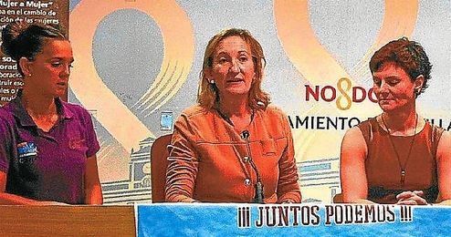 La delegada de Deportes, María del Mar Sánchez Estrella, ´despidió´ a nuestras deportistas antes de que hoy, a partir de las 11:00, comiencen su reto en el puerto de Tarifa. La delegada de Deportes, María del Mar Sánchez Estrella, ´despidió´ a nuestras deportistas antes de que hoy, a partir de las 11:00, comiencen su reto en el puerto de Tarifa.