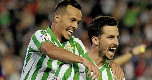 Vincenzo Rennella está encontrando su mejor versión en los últimos partidos con la camiseta del Betis. Vincenzo Rennella está encontrando su mejor versión en los últimos partidos con la camiseta del Betis.