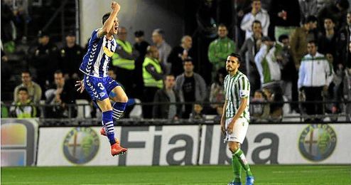 Lance del encuentro entre el Betis y el Alavés en el Benito Villamarín. Lance del encuentro entre el Betis y el Alavés en el Benito Villamarín.