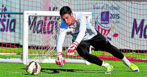 Sergio Rico ha convencido y tendrá el premio que merece en forma de un nuevo contrato y plaza en el primer equipo. Sergio Rico ha convencido y tendrá el premio que merece en forma de un nuevo contrato y plaza en el primer equipo.