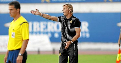 Valery Karpin dando órdenes en un partido Valery Karpin dando órdenes en un partido