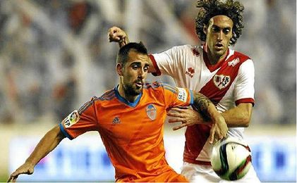 Jugadores del Rayo Vallecano y Valencia durante el encuentro de Copa del Rey. Jugadores del Rayo Vallecano y Valencia durante el encuentro de Copa del Rey.