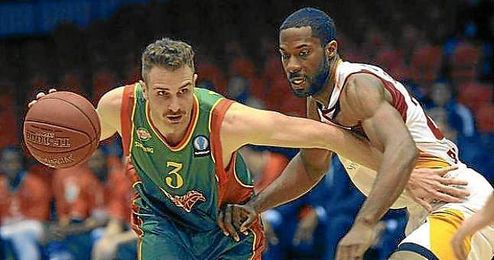 Urtasun, en un lance ante el Virtus Roma Urtasun, en un lance ante el Virtus Roma