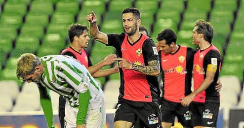Édgar celebra su tanto en el Villamarín. Édgar celebra su tanto en el Villamarín.