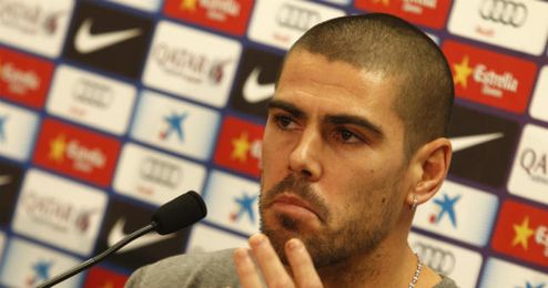 Valdés en rueda de prensa con el Barcelona. Valdés en rueda de prensa con el Barcelona.