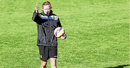 Valeri Karpin dirigiendo un entrenamiento. Valeri Karpin dirigiendo un entrenamiento.