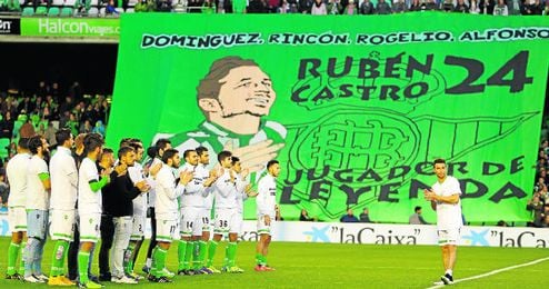 En la imagen, la plantilla verdiblanca ovaciona a un Rubén Castro que recibió todo el cariño del beticismo. En la imagen, la plantilla verdiblanca ovaciona a un Rubén Castro que recibió todo el cariño del beticismo.