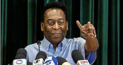 Pelé durante una rueda de prensa. Pelé durante una rueda de prensa.