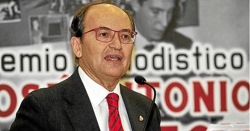 El presidente motivó a sus jugadores ante los socios. El presidente motivó a sus jugadores ante los socios.