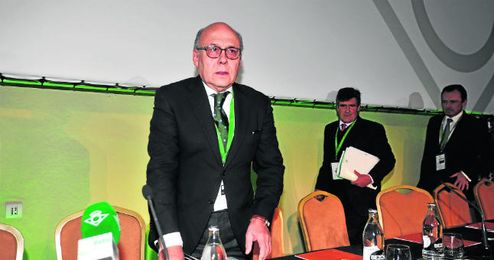 Juan Carlos Ollero posa para los fotógrafos durante su primera junta general de accionistas Juan Carlos Ollero posa para los fotógrafos durante su primera junta general de accionistas