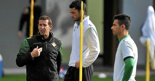 Merino suma con el Betis dos victorias en Liga y una derrota copera. Merino suma con el Betis dos victorias en Liga y una derrota copera.