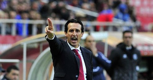 Emery estuvo muy activo en la banda del Sánchez Pizjuán. Emery estuvo muy activo en la banda del Sánchez Pizjuán.