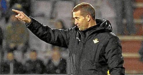 Merino da instrucciones a sus jugadores durante el encuentro ante el Lugo. Merino da instrucciones a sus jugadores durante el encuentro ante el Lugo.