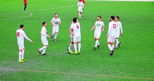 Los jugadores del Utrera celebrando uno de los goles contra el San José. Los jugadores del Utrera celebrando uno de los goles contra el San José.