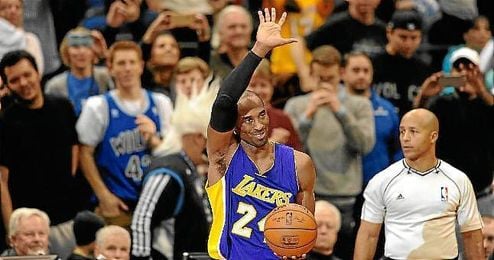 Kobe Bryant celebra su récord personal. Kobe Bryant celebra su récord personal.