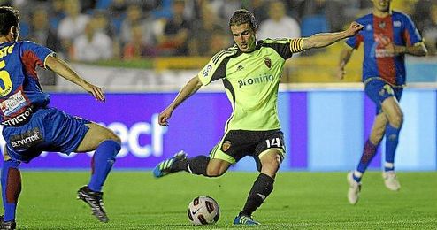 La victoria del Zaragoza supuso su permanencia en Primera y el descenso del Deportivo. La victoria del Zaragoza supuso su permanencia en Primera y el descenso del Deportivo.