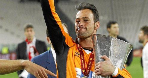 Beto sujeta el trofeo. Beto sujeta el trofeo.