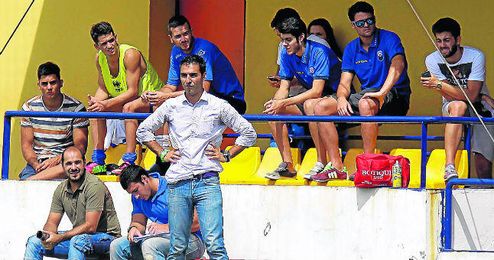 Antonio Rueda, técnico del Nervión, no ha podido desvincularse del club blanquiazul, líder de Segunda Andaluza. Antonio Rueda, técnico del Nervión, no ha podido desvincularse del club blanquiazul, líder de Segunda Andaluza.