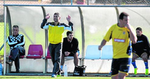 Juan Carlos Menudo, técnico del San Juan, dando instrucciones a sus jugadores durane el derbi ante el Sevilla C. Juan Carlos Menudo, técnico del San Juan, dando instrucciones a sus jugadores durane el derbi ante el Sevilla C.