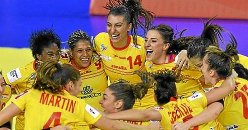 Las ´Guerreras´ celebran la victoria ante Dinamarca durante el Europeo. Las ´Guerreras´ celebran la victoria ante Dinamarca durante el Europeo.