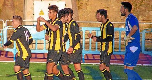 Los jugadores del Betis B celebran uno de los goles. Los jugadores del Betis B celebran uno de los goles.