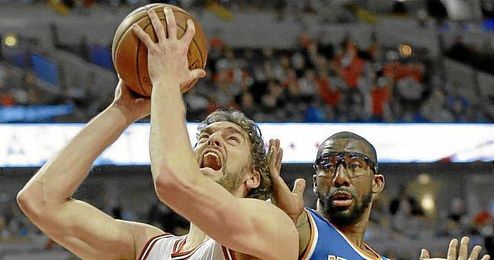 Gasol ante Stoudemire. Gasol ante Stoudemire.