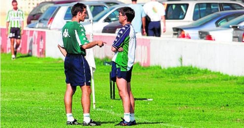 Vázquez dirigió en Segunda al conjunto bético con Juan Merino como capitán Vázquez dirigió en Segunda al conjunto bético con Juan Merino como capitán