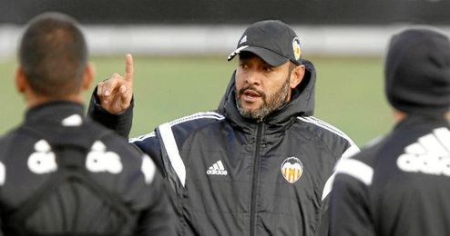 Nuno charla con la plantilla en un entrenamiento. Nuno charla con la plantilla en un entrenamiento.
