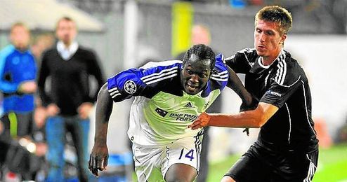 El central izquierdo de origen serbio intenta frenar la arrancada de un futbolista del Anderlecht belga. El central izquierdo de origen serbio intenta frenar la arrancada de un futbolista del Anderlecht belga.