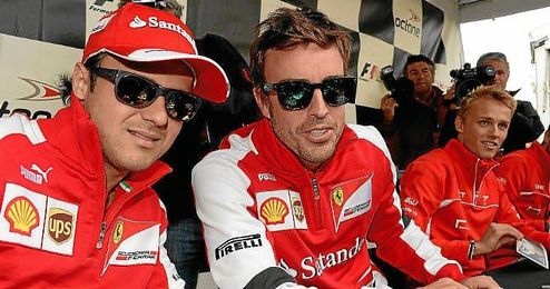 Massa, junto a Alonso en una firma de fotos de Ferrari. Massa, junto a Alonso en una firma de fotos de Ferrari.