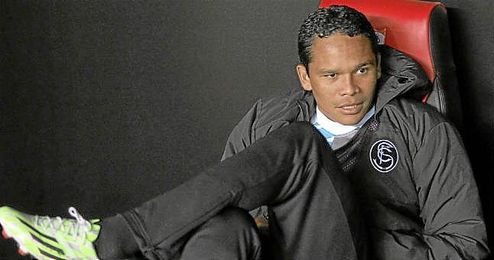 Bacca, en el banquillo del Sevilla en el partido ante el Standard de Lieja. Bacca, en el banquillo del Sevilla en el partido ante el Standard de Lieja.