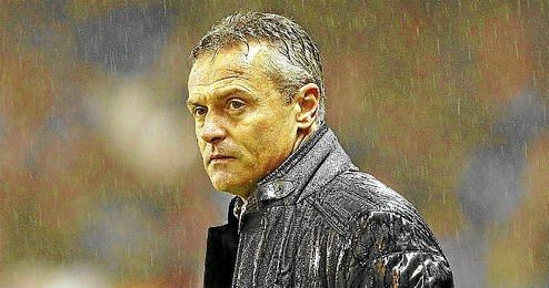 Fran Escribá observa a sus jugadores durante un partido de la presente temporada. Fran Escribá observa a sus jugadores durante un partido de la presente temporada.