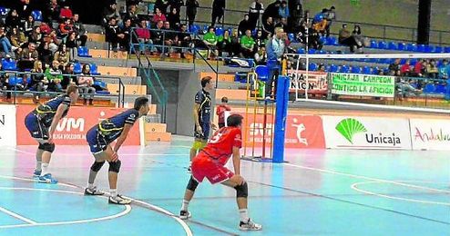 Los jugadores nazarenos, con actitud defensiva, se sitúan para recibir un ataque de los rivales, el Unicaja Almería. Los jugadores nazarenos, con actitud defensiva, se sitúan para recibir un ataque de los rivales, el Unicaja Almería.