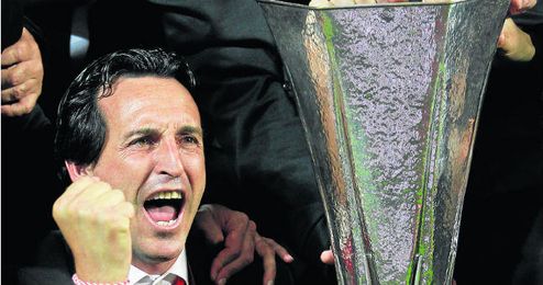 Un eufórico Unai Emery celebra en Turín el primer título de su carrera. Un eufórico Unai Emery celebra en Turín el primer título de su carrera.