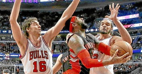 Pau y Noah presionan a Johnson, de los Raptors. Pau y Noah presionan a Johnson, de los Raptors.