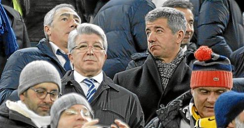 Enrique Cerezo, junto a Gil Marín en un partido del Atlético. Enrique Cerezo, junto a Gil Marín en un partido del Atlético.